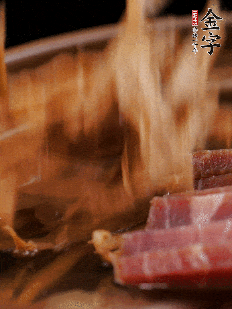 大筒骨、金字火腿、姜片、黃酒一起放入砂鍋，加筍干燉煮40分鐘。（如果家里有高壓鍋，用高壓鍋把高湯壓出來更鮮濃。）