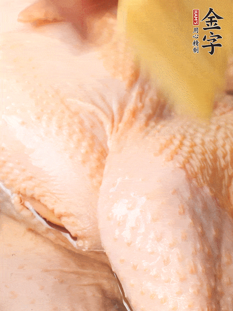 老母雞去頭去尾，斬去雞爪。冷水入鍋，加料酒、蔥姜焯水，煮出浮沫后撈出，用清水洗凈
