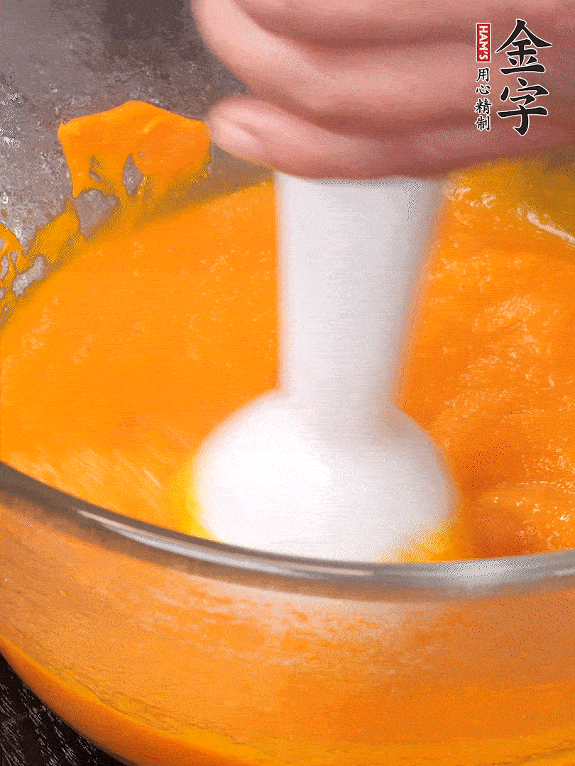 300g南瓜，去皮去瓤切滾刀塊，大火蒸8分鐘，料理機(jī)打成泥，篩網(wǎng)過篩成泥