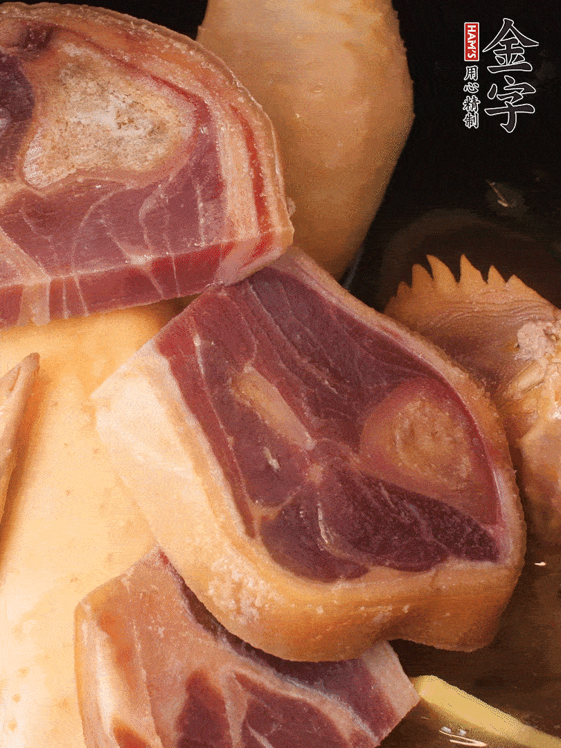 火踵、老母雞加蔥、姜、料酒、清水，大火燒開后轉(zhuǎn)小火，燉1小時(shí)