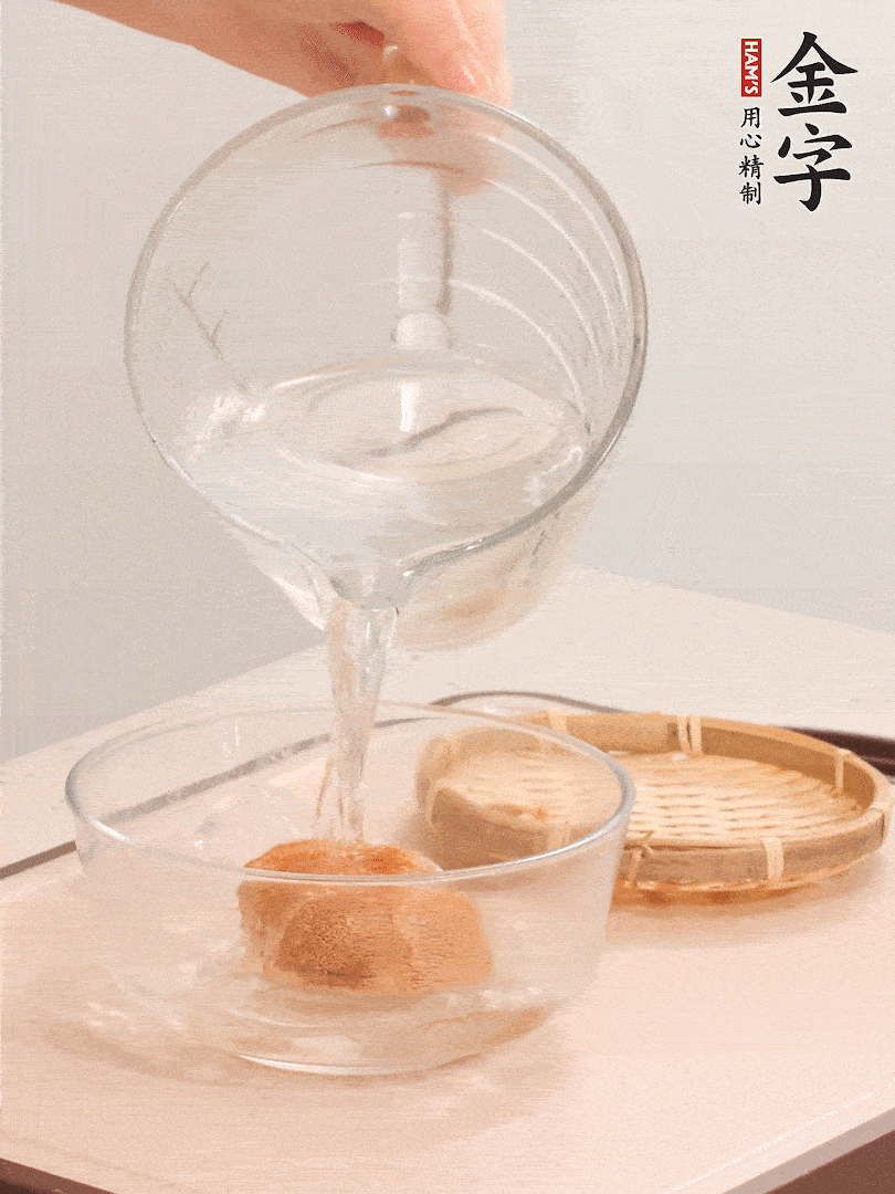 猴頭菇至少泡發(fā)半小時(shí)，將浸泡后的黃水?dāng)D干；