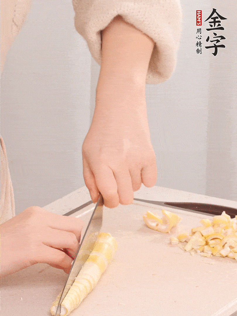 春筍去皮切小塊，焯水2分鐘左右