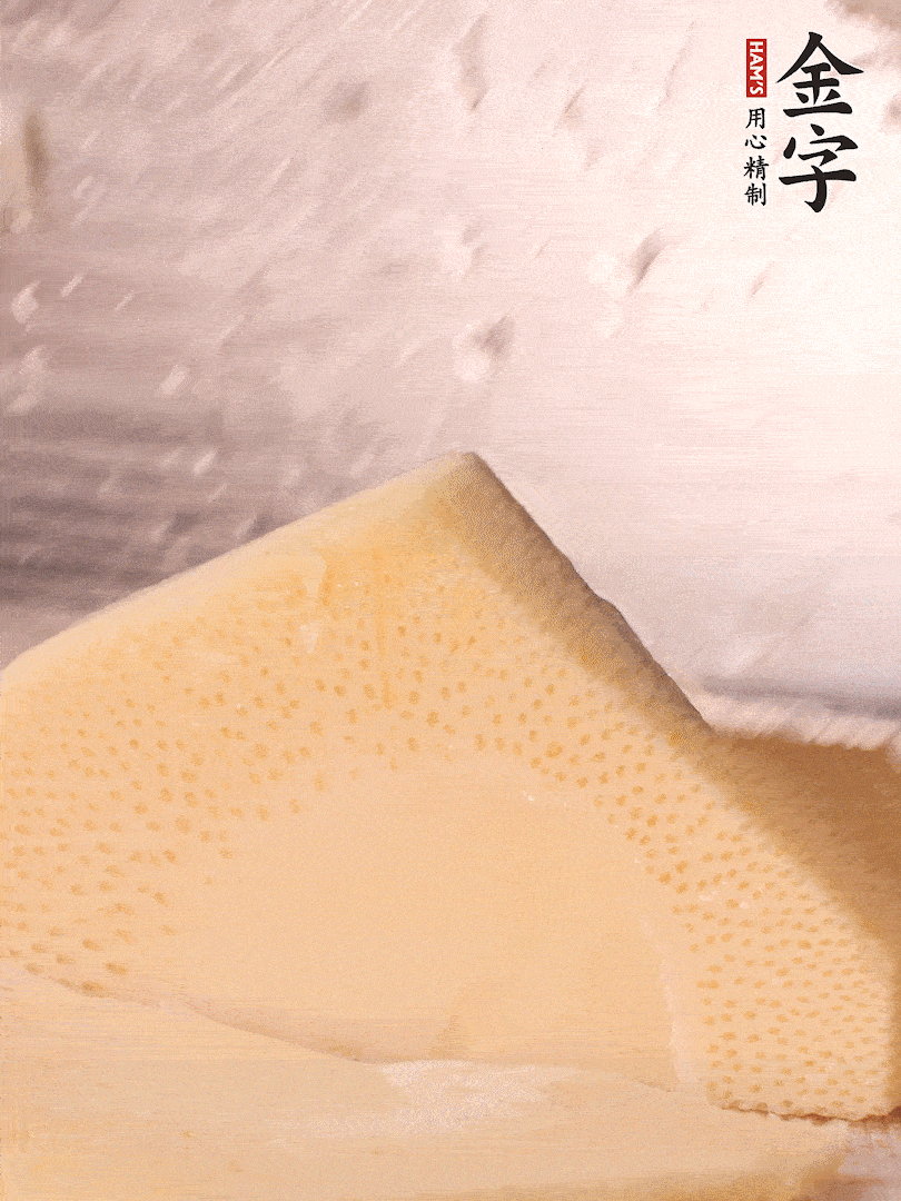 冬筍處理干凈，切滾刀塊，開水焯燙去除澀味