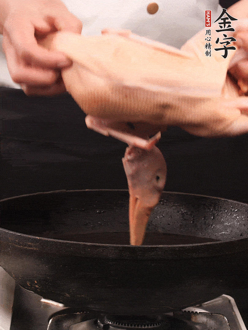 處理干凈的老鴨1只，黃酒小半碗，姜幾片，一起放入冷水，煮沸焯水3分鐘，去除血沫