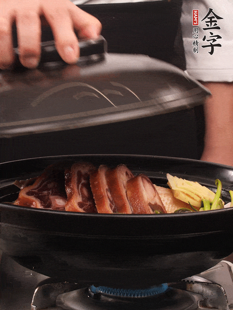 砂鍋蓋蓋子密封，大火燒開后轉(zhuǎn)小火，燜煮2小時