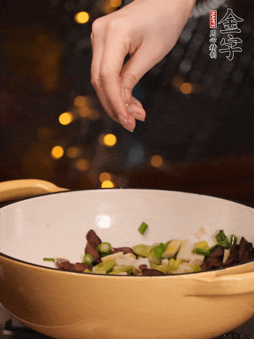 可以加點(diǎn)點(diǎn)水，再加菜苔，加點(diǎn)鹽、味精調(diào)味