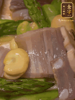 倒入熱水，燉煮10分鐘