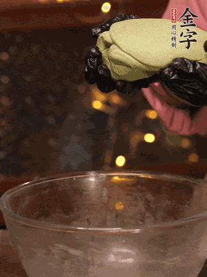 水里放點(diǎn)鹽，燒開后放艾草，一勺小蘇打，撈出浸入涼水，打成艾草泥