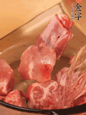 排骨冷水下鍋，加料酒、姜片，煮開(kāi)綽水