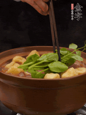 加筒骨煲的經(jīng)典配菜：金字土香腸、油豆腐、千張蓋上蓋子燜一會兒，耐心等候10分鐘。