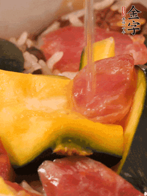 倒入溫開水，水量高出米面一個(gè)指節(jié)。