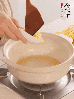 鍋里留少量底油煸香火腿和姜末。