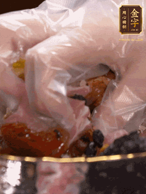 排骨洗凈后（蠔油、生抽、老抽、鹽、糖、淀粉、豆豉、蒜蓉、姜絲）腌制30分鐘
