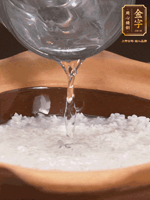 砂鍋底部刷一層油，加入大米和開水，水高1cm,大火燒開后轉(zhuǎn)中火煲5分鐘，到水微收干