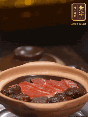 鋪上臘腸和排骨，鍋邊淋一圈油，小火煲10分鐘