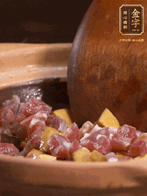 熱油下蒜片，倒入香腸丁、牛肝菌丁翻炒出香味