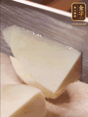 茭白去殼，底部一層老皮刨掉，切成滾刀塊