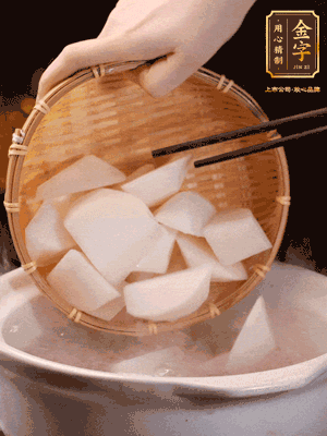 大火煮開(kāi)后，轉(zhuǎn)中小火燉40分鐘，挑出蔥結(jié)，再下蘿卜燉20分鐘