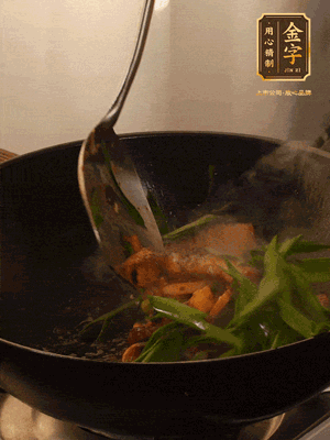 黃豆醬、鹽、糖調(diào)味，淋一圈花雕酒，蒜白先下，蒜葉后下