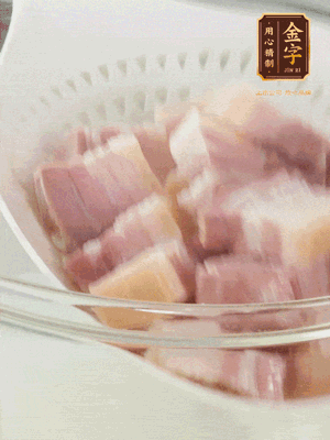 金字淡咸肉、排骨分別加料酒、蔥、姜冷水下鍋焯水，水開撇去浮沫撈出。