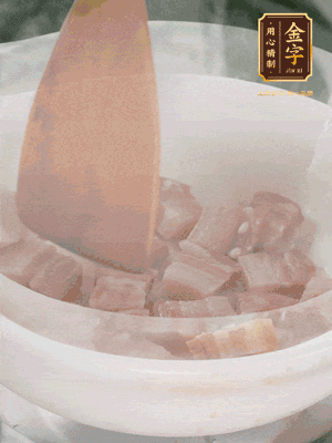 砂鍋內(nèi)咸肉微微煸出香味，再倒入開水。放排骨滾開后轉(zhuǎn)中小火篤30分鐘。（水盡量一次加足，以免中途加水沖淡鮮味。這一步是湯底濃白的關(guān)鍵）