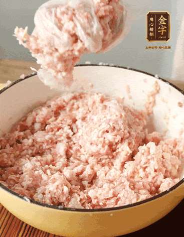 肉丁、咸肉丁、一丟丟鹽、料酒拌勻，反復(fù)摔打上勁。接著加入1兩蔥姜水，反復(fù)拌勻摔打上勁。前后共加3遍。3遍后筍丁，接著反復(fù)摔打上勁。最后加入1個(gè)蛋清、3茶匙生粉拌勻摔打上勁