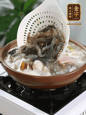 最后加一把蛤蜊、一把河蝦燜2分鐘，放一點白胡椒粉調(diào)味，撒上蔥花點綴！