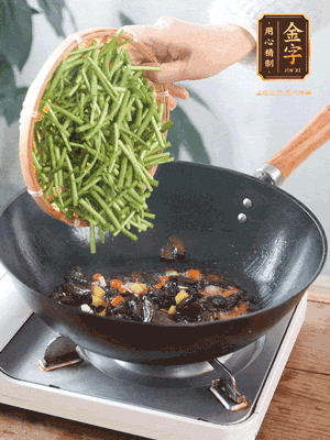 熱油煸香蒜末、姜粒、小米辣，再下臘肉煸炒出香味