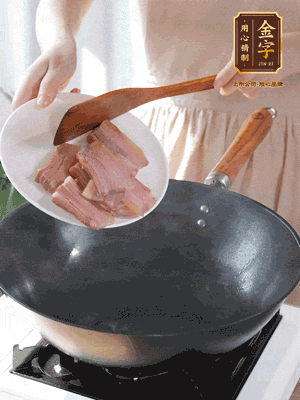 豬油熱鍋，下咸肉煸香，再下蔥姜提鮮