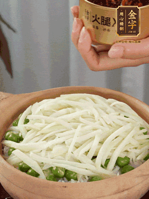 到水微干，放上豌豆、茭白絲。
