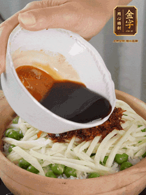 繼續(xù)小火燜3分鐘，淋上XO醬攪拌均勻。
