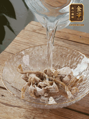 筍干提前泡發(fā)1晚切段，冬瓜去皮切塊。