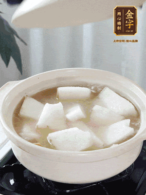 最后下冬瓜繼續(xù)燉煮10分鐘，撒上蔥花點綴。