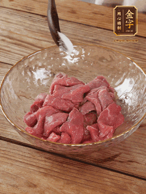 牛肉切丁，加黑胡椒海鹽、橄欖油腌10分鐘