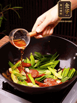 下蒜苗炒軟，沿鍋邊烹入一勺料酒，加醬油、蠔油、白糖調(diào)味炒勻