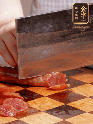 金字香腸煮熟，切片