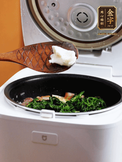 放入電飯鍋、加1勺豬油翻拌均勻