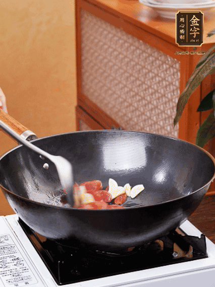 熱油，香腸微微煸出香味，加蒜片、小米辣