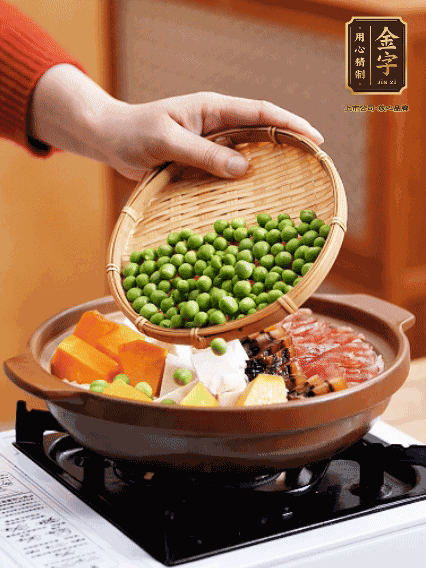再鋪上臘腸、醬油肉、豌豆，小火煲6分鐘