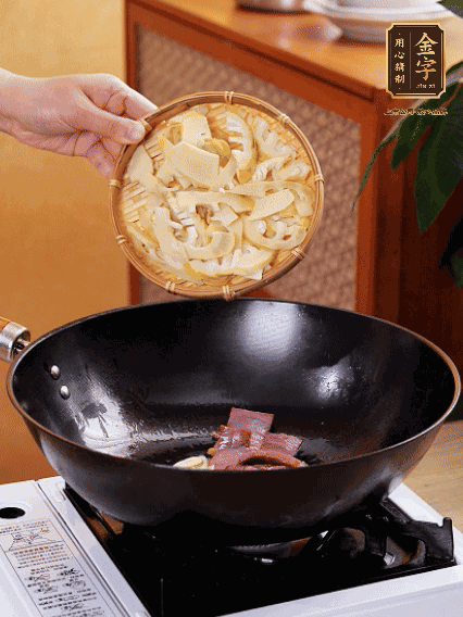 油熱，下蒜末、火腿煸炒出香味，再下筍片微微翻炒
