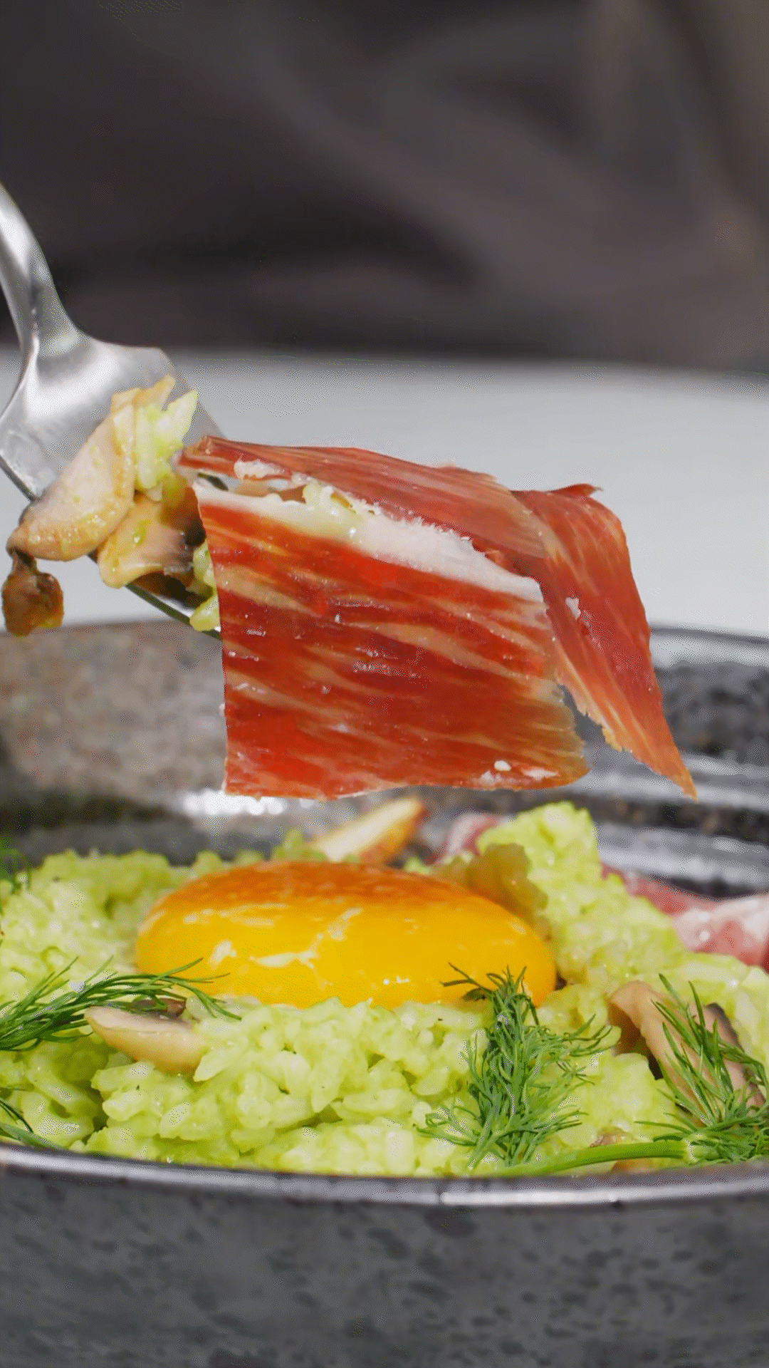 沿著碗邊依次放上：巴瑪火腿、玉米筍、蒔蘿