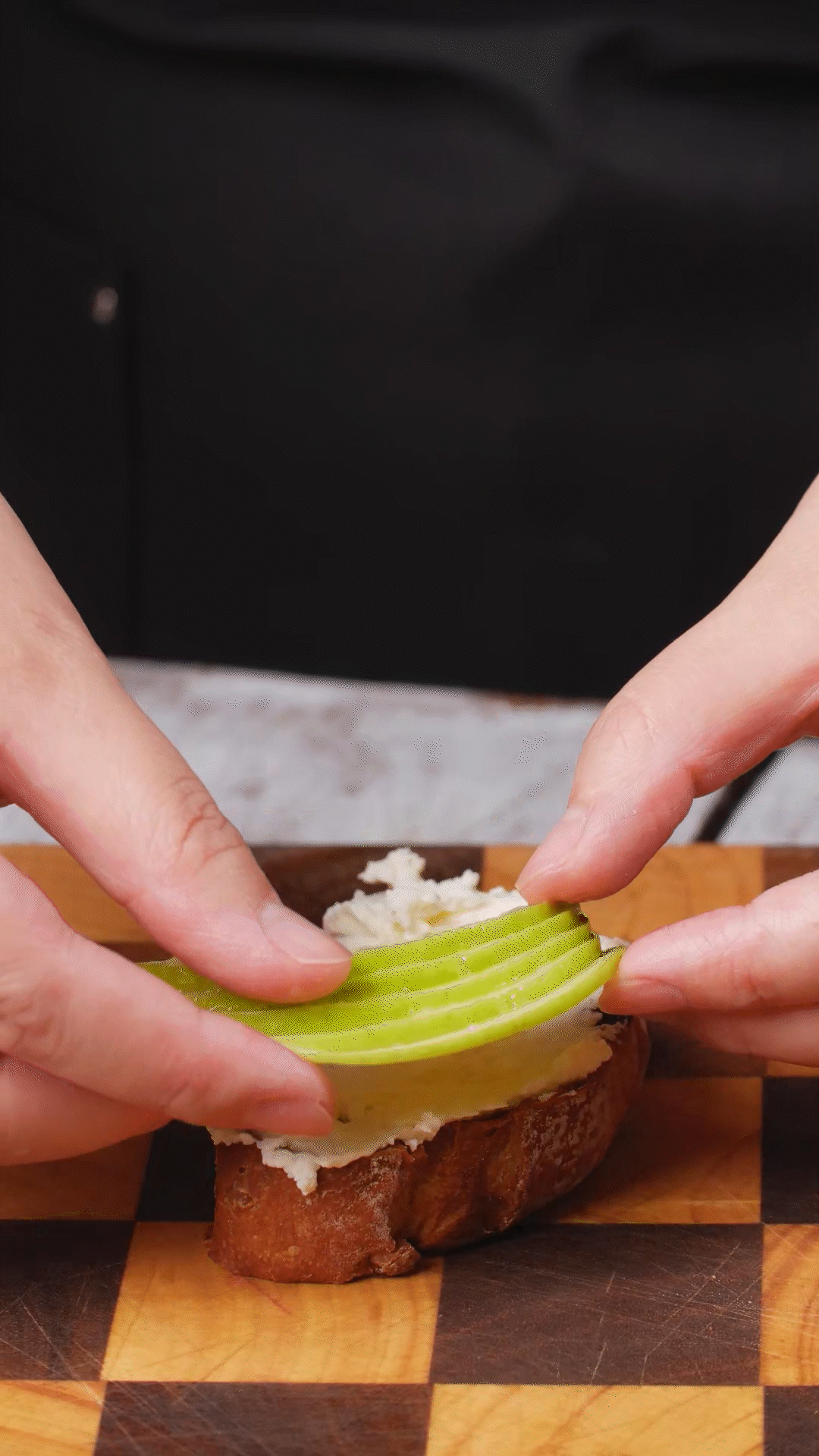 歐包抹上奶酪依次放上：蘋果、梨、藍莓
