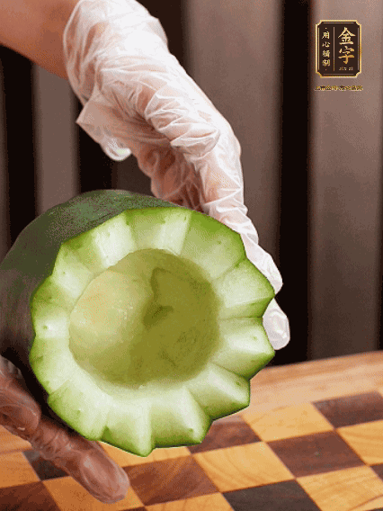 將小冬瓜洗凈，頂端切開去瓜瓤，改刀切口呈鋸齒狀