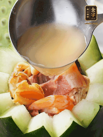 煮好后，盛入冬瓜盅。放入鍋中，可繼續(xù)燉煮，越燉越有味