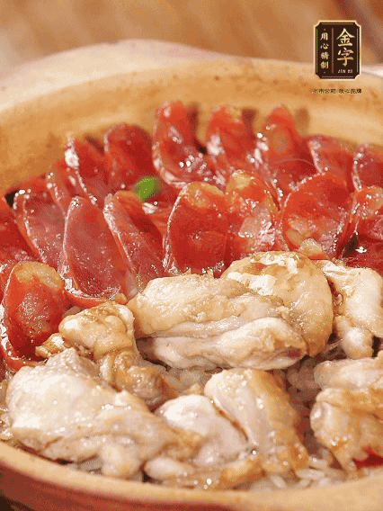 蓋蓋小火燜，沿鍋邊淋一圈油，轉(zhuǎn)動(dòng)砂鍋燜4分鐘