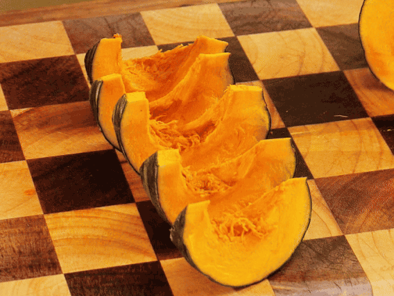 貝貝南瓜去瓤切小塊；干香菇熱水泡發(fā)，切條