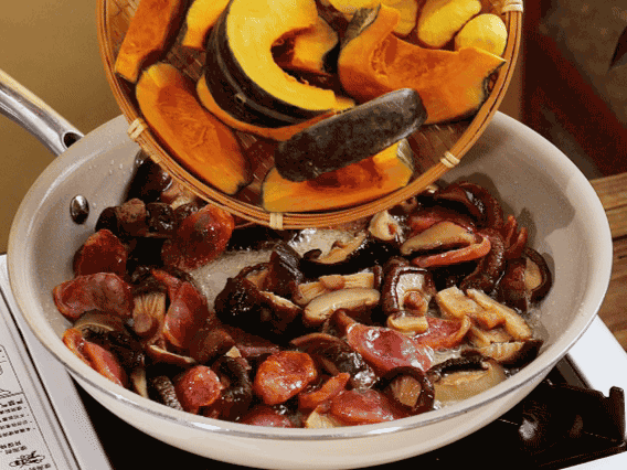 清洗好的大米放入電飯鍋，加裹滿醬汁的食材，再加剛好沒過食材的水，攪拌一下