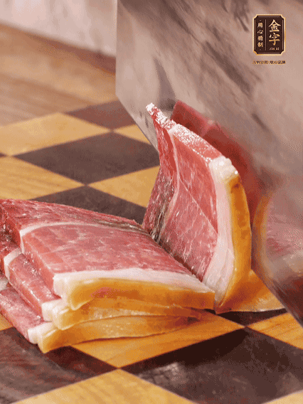 金字火腿切片，溫水浸泡5分鐘；肉皮泡發(fā)，切成小塊。