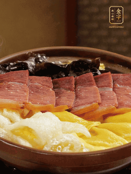 最后胡椒粉調(diào)味，撒小蔥花點(diǎn)綴