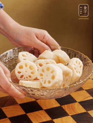 蓮藕洗凈削皮，切大塊，用鹽、糖腌制30分鐘。